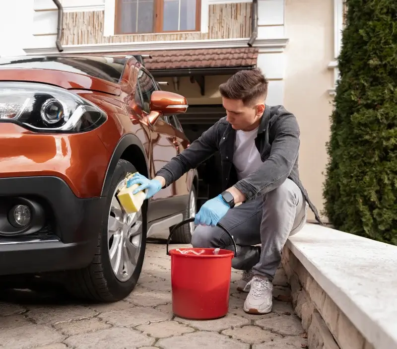 Lavage auto à domicile Berchères-Saint-Germain : professionnel intervenant sur un véhicule